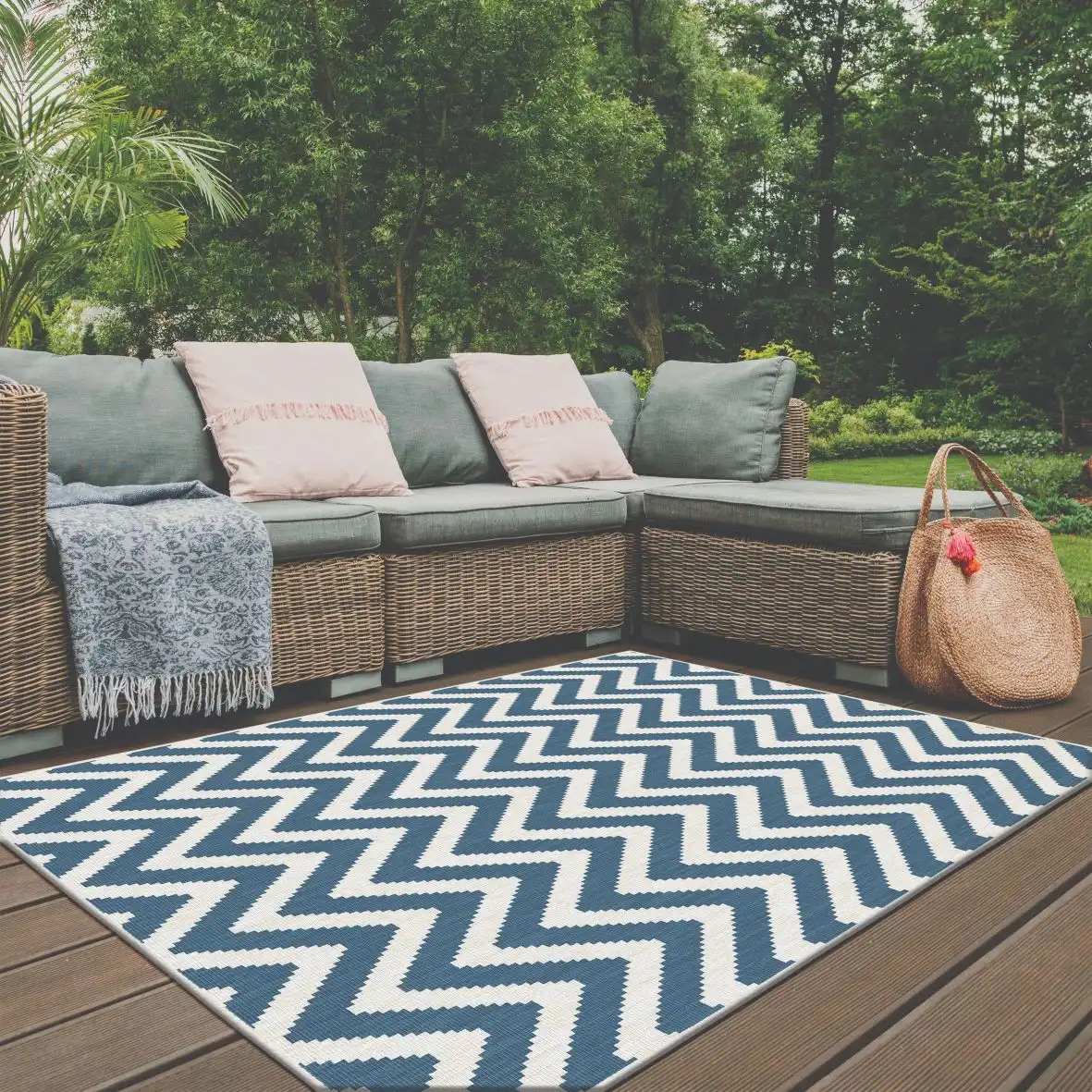 Duo Weave Indoor/Outdoor Chevron Ocean Rug