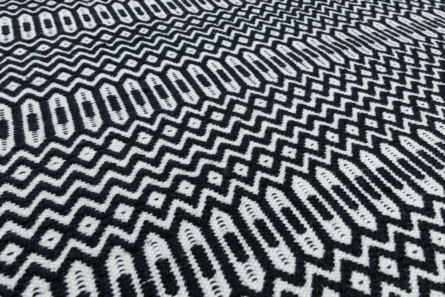 Halsey Black Rug - Image 3